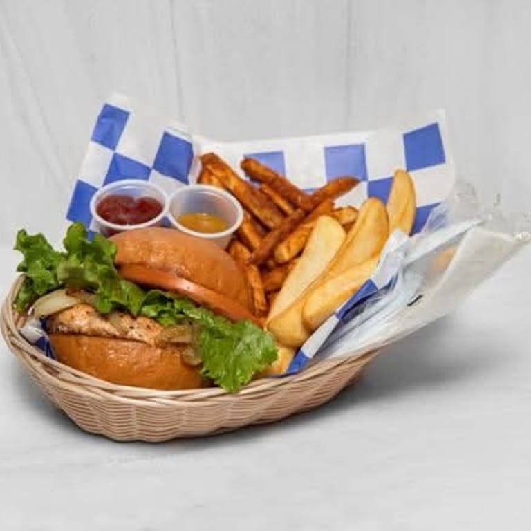 Delicious Cheeseburgers: A Must-Try at Our Restaurant